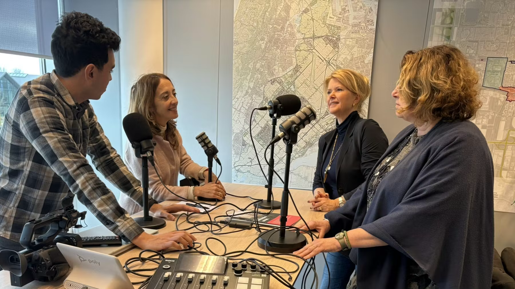 V.l.n.r.: nieuwsredacteur Davy Lo, hoofdredacteur van Overwaarde Ebru Umar, wethouder wonen van de gemeente Haarlemmermeer Beryl van Straten en Timpaan-directeur Ingeborg de Jong.