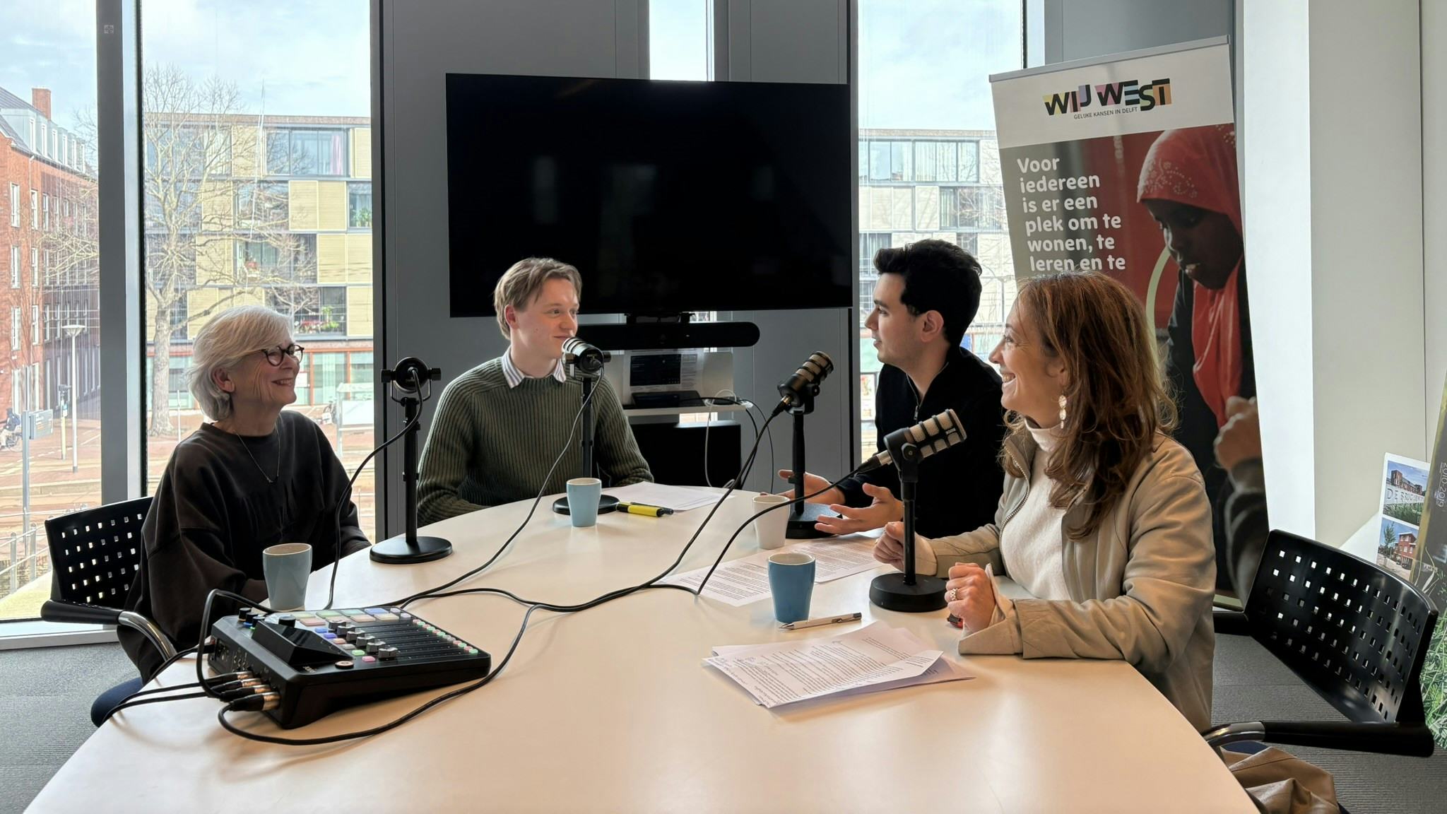 V.l.n.r.: wethouder wonen van de gemeente Delft Karin Schrederhof, SHS-voorzitter Julius Boerefijn, nieuwsredacteur Davy Lo en hoofdredacteur van Overwaarde Ebru Umar.
