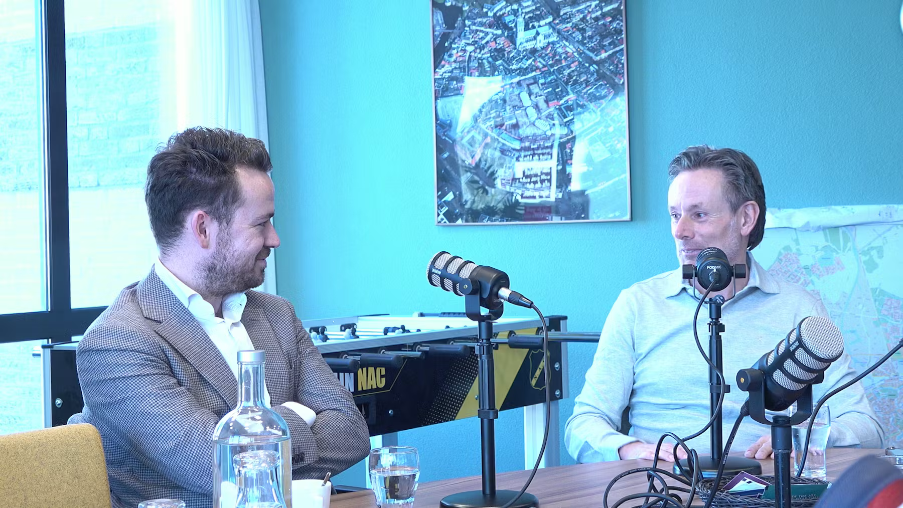 Wethouder wonen van de gemeente Breda Arjen van Drunen (links) in gesprek met vastgoedbelegger Ody van den Broek.