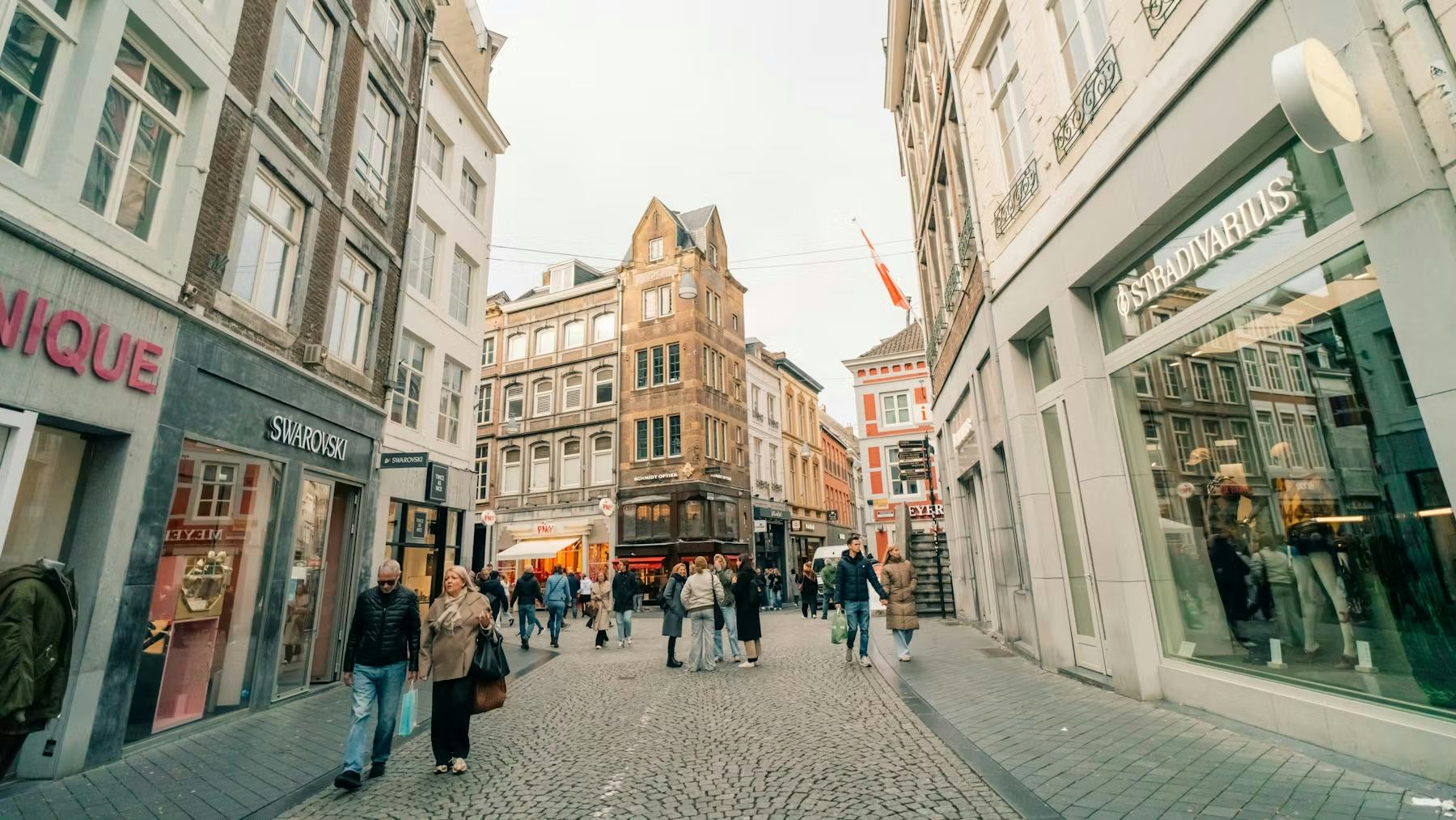 Het aantal fysieke winkelpanden daalt voor het tiende jaar op rij, waarbij met name middelgrote steden en meubelboulevards te kampen hebben met leegstand. Foto: Brester Irina / Shutterstock.com